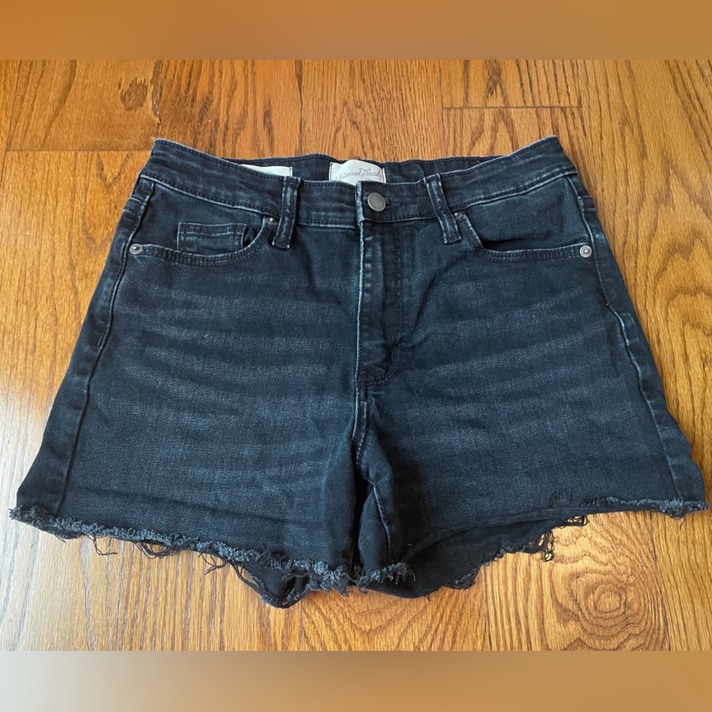 Universal Thread Women's Size 6/28R High Rise Shortie Black Cut Off Jean Shorts